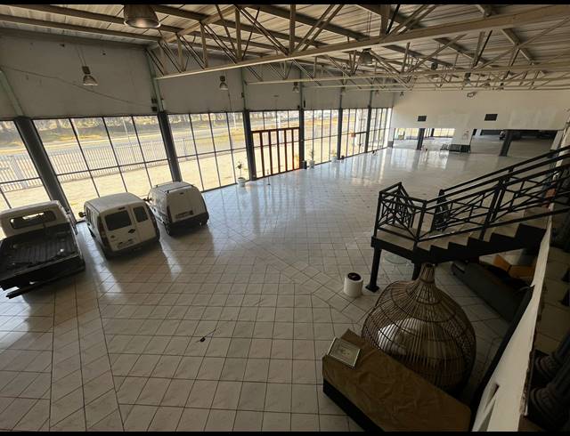 2,300M² SHOWROOM FOR SALE IN ANDERBOLT